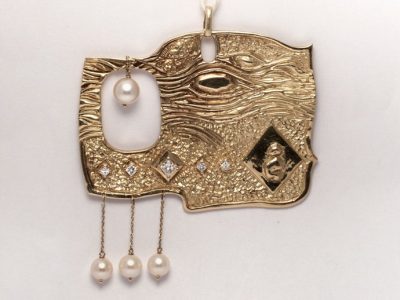LEBADANG, "Art to Wear", pendentif, 1984. Or, diamants et perles, collection privée, Paris, France.