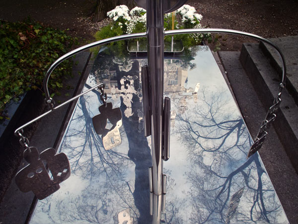 LEBADANG, grave of “Touty”, 1980. Stainless steel, cimetery of Montparnasse, Paris.